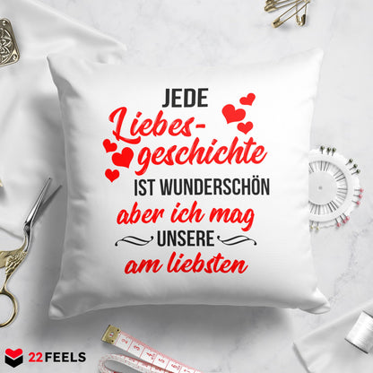 22Feels® Pärchen Geschenk zum Jahrestag, Hochzeitstag, Valentinstag etc. - Kissen mit Spruch: Jede Liebesgeschichte (Weiss 40x40cm)-Kissen Weiss 40x40-22Feels
