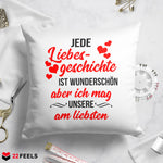 22Feels® Pärchen Geschenk zum Jahrestag, Hochzeitstag, Valentinstag etc. - Kissen mit Spruch: Jede Liebesgeschichte (Weiss 40x40cm)-Kissen Weiss 40x40-22Feels