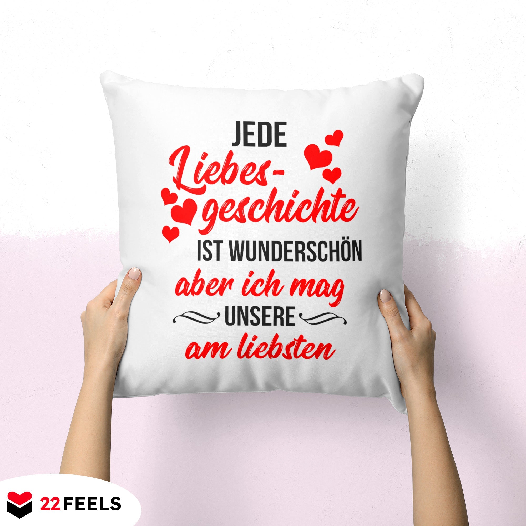 22Feels® Pärchen Geschenk zum Jahrestag, Hochzeitstag, Valentinstag etc. - Kissen mit Spruch: Jede Liebesgeschichte (Weiss 40x40cm)-Kissen Weiss 40x40-22Feels