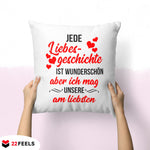22Feels® Pärchen Geschenk zum Jahrestag, Hochzeitstag, Valentinstag etc. - Kissen mit Spruch: Jede Liebesgeschichte (Weiss 40x40cm)-Kissen Weiss 40x40-22Feels