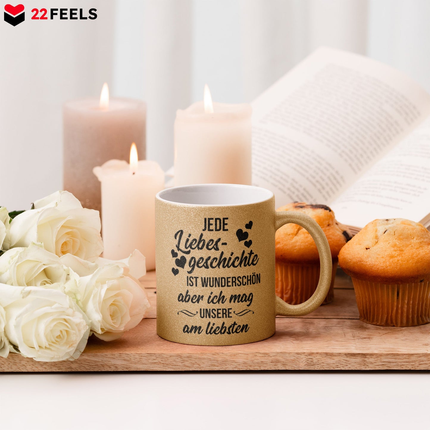 22Feels® Pärchen Geschenk zum Jahrestag, Hochzeitstag, Valentinstag etc. - Glitzertasse mit Spruch: Jede Liebesgeschichte (Gold, 320ml)-Glitzertasse Gold 320ml-22Feels