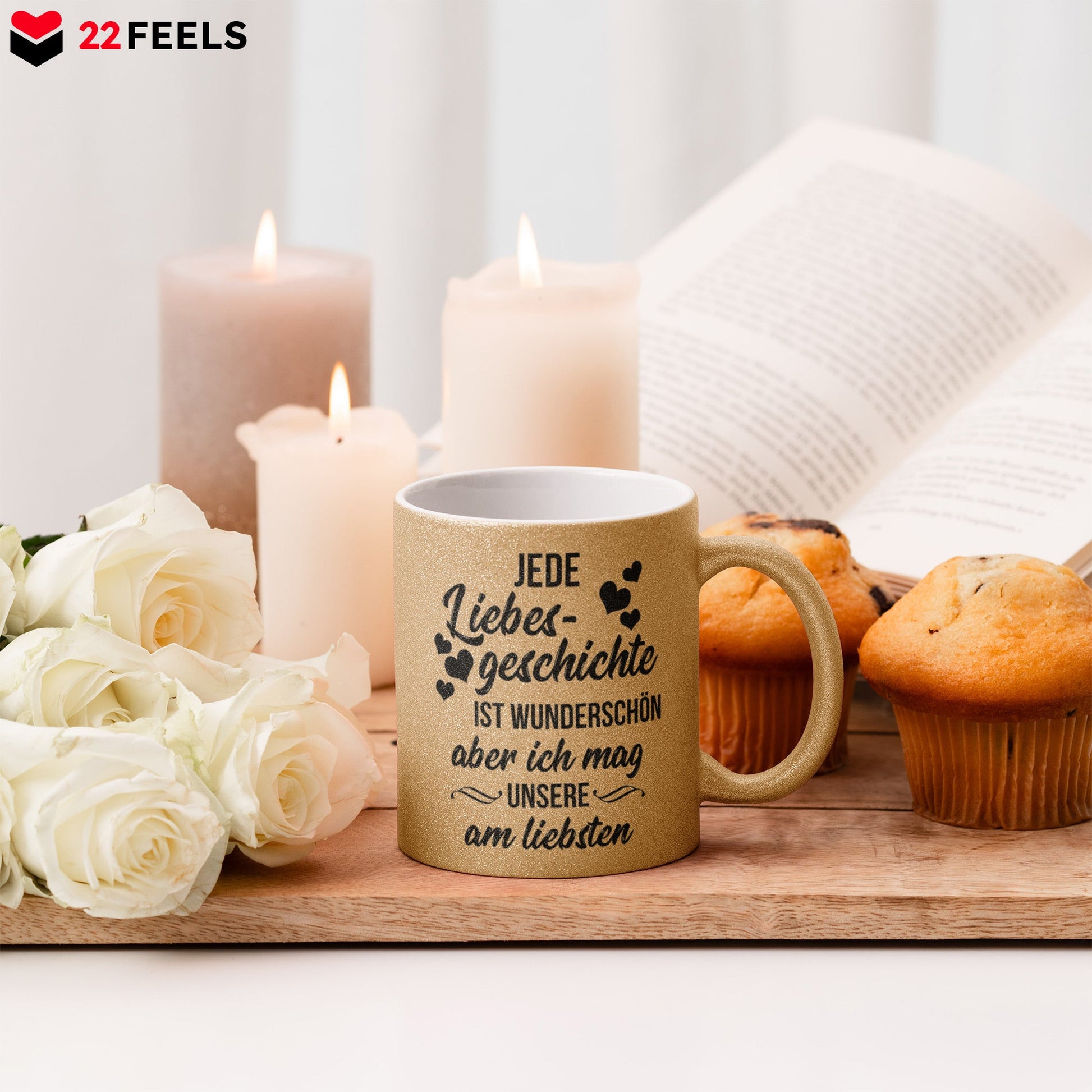 22Feels® Pärchen Geschenk zum Jahrestag, Hochzeitstag, Valentinstag etc. - Glitzertasse mit Spruch: Jede Liebesgeschichte (Gold, 320ml)-Glitzertasse Gold 320ml-22Feels
