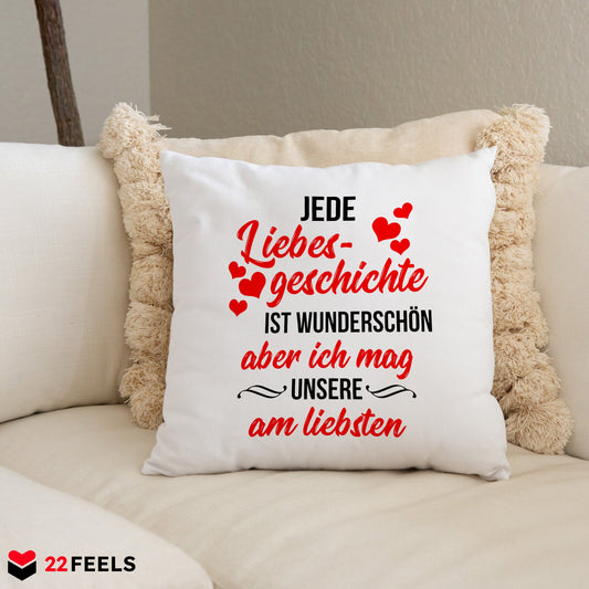 22Feels® Pärchen Geschenk zum Jahrestag, Hochzeitstag, Valentinstag etc. - Kissen mit Spruch: Jede Liebesgeschichte (Weiss 40x40cm)-Kissen Weiss 40x40-22Feels