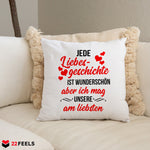 22Feels® Pärchen Geschenk zum Jahrestag, Hochzeitstag, Valentinstag etc. - Kissen mit Spruch: Jede Liebesgeschichte (Weiss 40x40cm)-Kissen Weiss 40x40-22Feels