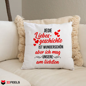 22Feels® Pärchen Geschenk zum Jahrestag, Hochzeitstag, Valentinstag etc. - Kissen mit Spruch: Jede Liebesgeschichte (Weiss 40x40cm)-Kissen Weiss 40x40-22Feels