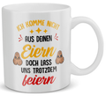 22Feels® Geschenk für Stiefpapas - Tasse mit Spruch: Lass Uns Trotzdem Feiern (Weiss, 320ml)-Weisse Tasse 320ml-22Feels