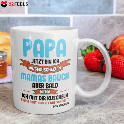 22Feels® Geschenk für Werdende Väter - Du Wirst Papa Tasse mit Spruch: Jetzt Bin Ich Eingekuschelt (Weiss, 320ml)-Weisse Tasse 320ml-22Feels
