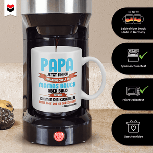 22Feels® Geschenk für Werdende Väter - Du Wirst Papa Tasse mit Spruch: Jetzt Bin Ich Eingekuschelt (Weiss, 320ml)-Weisse Tasse 320ml-22Feels